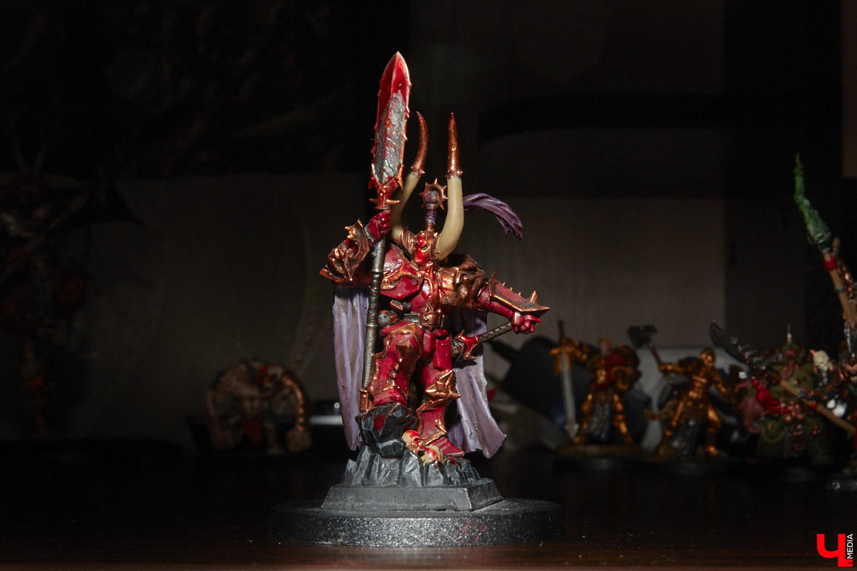 Целая армия монстров расположилась на нескольких полках в квартире многоэтажного дома. Коллекционирует воинов из настольной игры Warhammer житель Владимира Александр Гуськов, при этом он не просто покупает готовые фигурки, а собирает и раскрашивает их своими руками.