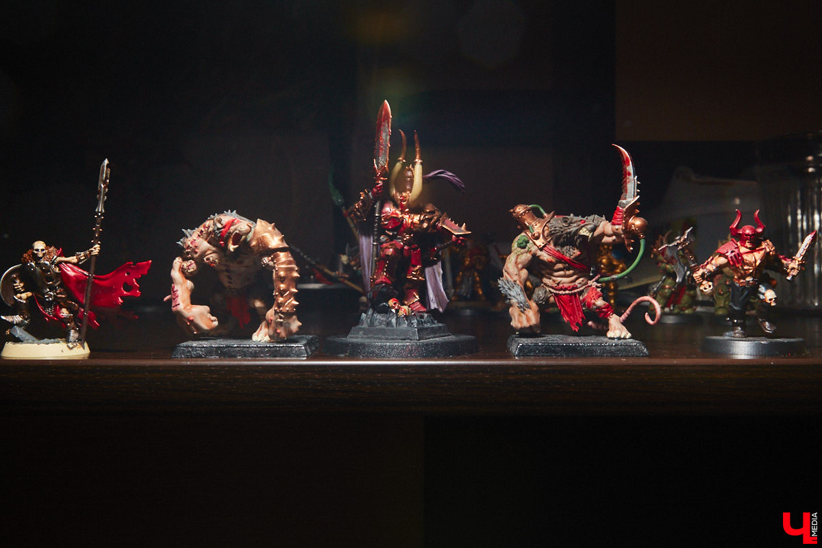 Целая армия монстров расположилась на нескольких полках в квартире многоэтажного дома. Коллекционирует воинов из настольной игры Warhammer житель Владимира Александр Гуськов, при этом он не просто покупает готовые фигурки, а собирает и раскрашивает их своими руками.