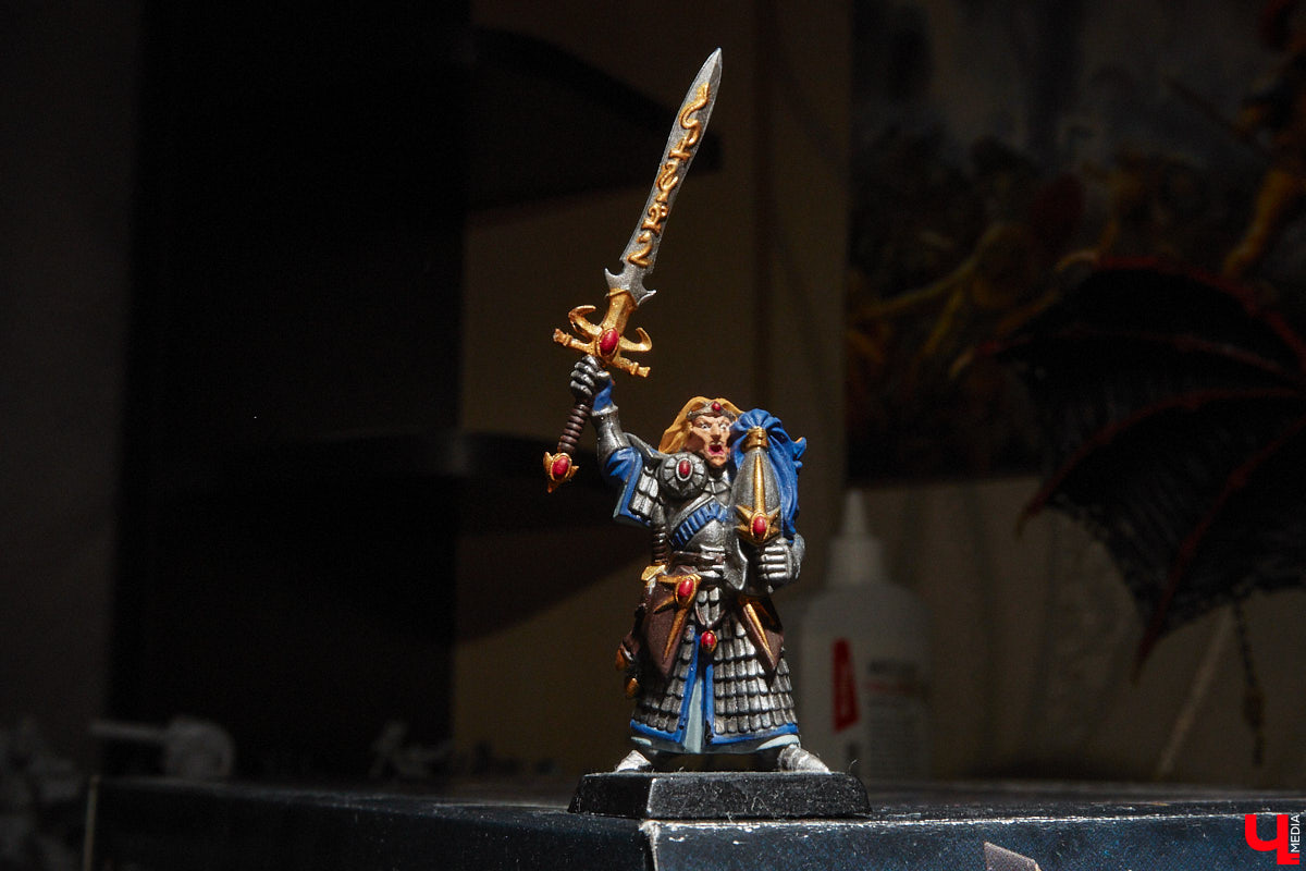 Целая армия монстров расположилась на нескольких полках в квартире многоэтажного дома. Коллекционирует воинов из настольной игры Warhammer житель Владимира Александр Гуськов, при этом он не просто покупает готовые фигурки, а собирает и раскрашивает их своими руками.