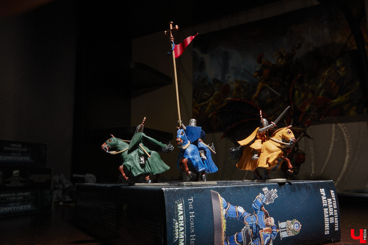 Целая армия монстров расположилась на нескольких полках в квартире многоэтажного дома. Коллекционирует воинов из настольной игры Warhammer житель Владимира Александр Гуськов, при этом он не просто покупает готовые фигурки, а собирает и раскрашивает их своими руками.