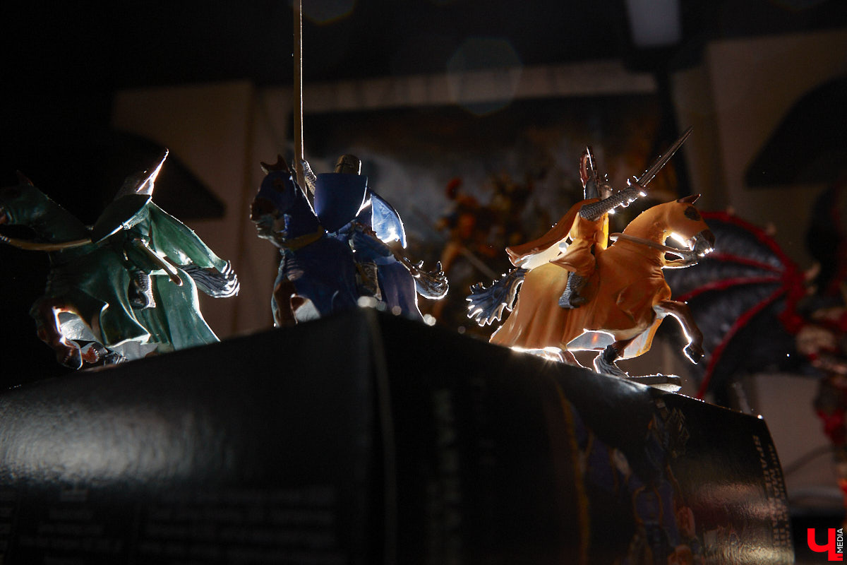 Целая армия монстров расположилась на нескольких полках в квартире многоэтажного дома. Коллекционирует воинов из настольной игры Warhammer житель Владимира Александр Гуськов, при этом он не просто покупает готовые фигурки, а собирает и раскрашивает их своими руками.