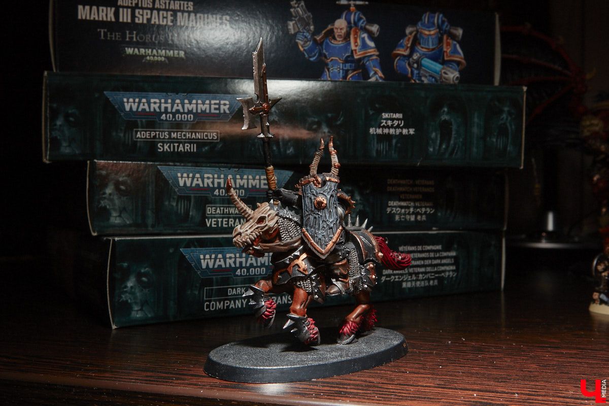 Целая армия монстров расположилась на нескольких полках в квартире многоэтажного дома. Коллекционирует воинов из настольной игры Warhammer житель Владимира Александр Гуськов, при этом он не просто покупает готовые фигурки, а собирает и раскрашивает их своими руками.