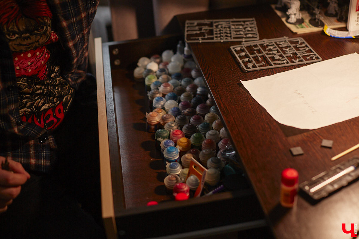 Целая армия монстров расположилась на нескольких полках в квартире многоэтажного дома. Коллекционирует воинов из настольной игры Warhammer житель Владимира Александр Гуськов, при этом он не просто покупает готовые фигурки, а собирает и раскрашивает их своими руками.