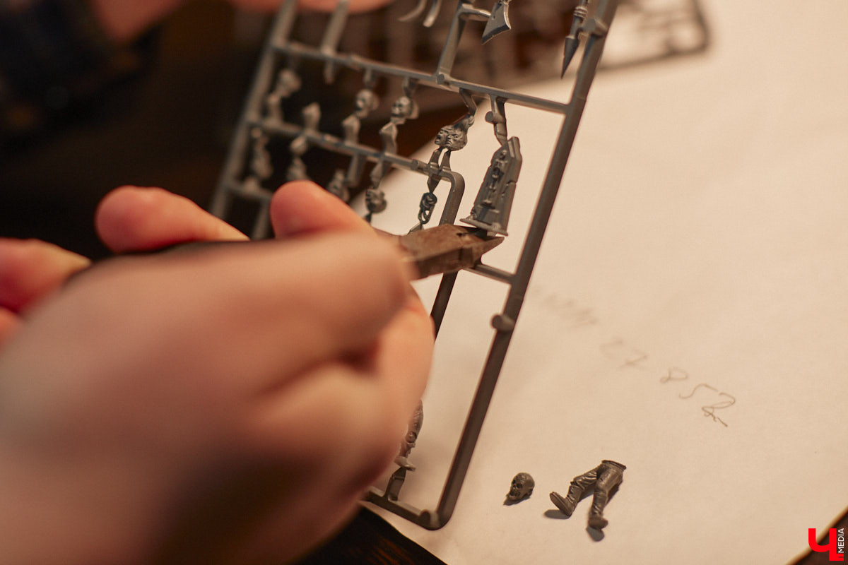 Целая армия монстров расположилась на нескольких полках в квартире многоэтажного дома. Коллекционирует воинов из настольной игры Warhammer житель Владимира Александр Гуськов, при этом он не просто покупает готовые фигурки, а собирает и раскрашивает их своими руками.