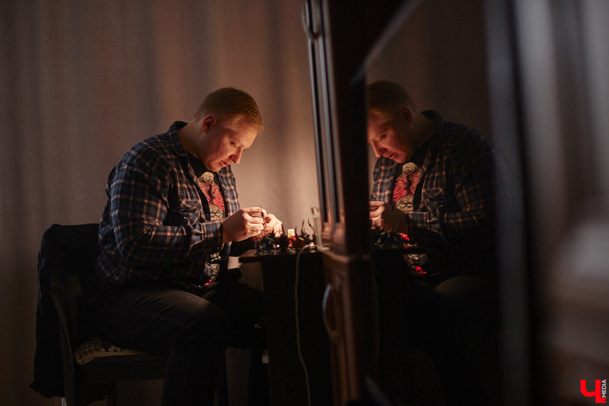 Целая армия монстров расположилась на нескольких полках в квартире многоэтажного дома. Коллекционирует воинов из настольной игры Warhammer житель Владимира Александр Гуськов, при этом он не просто покупает готовые фигурки, а собирает и раскрашивает их своими руками.