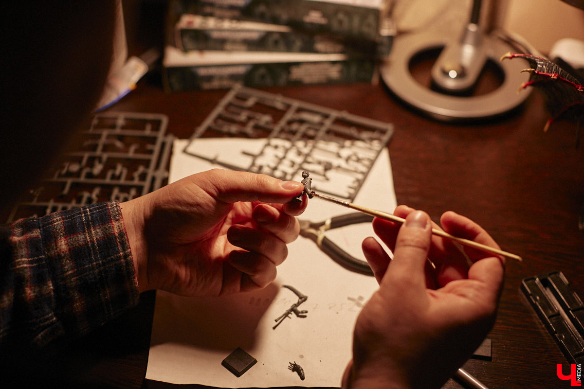 Целая армия монстров расположилась на нескольких полках в квартире многоэтажного дома. Коллекционирует воинов из настольной игры Warhammer житель Владимира Александр Гуськов, при этом он не просто покупает готовые фигурки, а собирает и раскрашивает их своими руками.