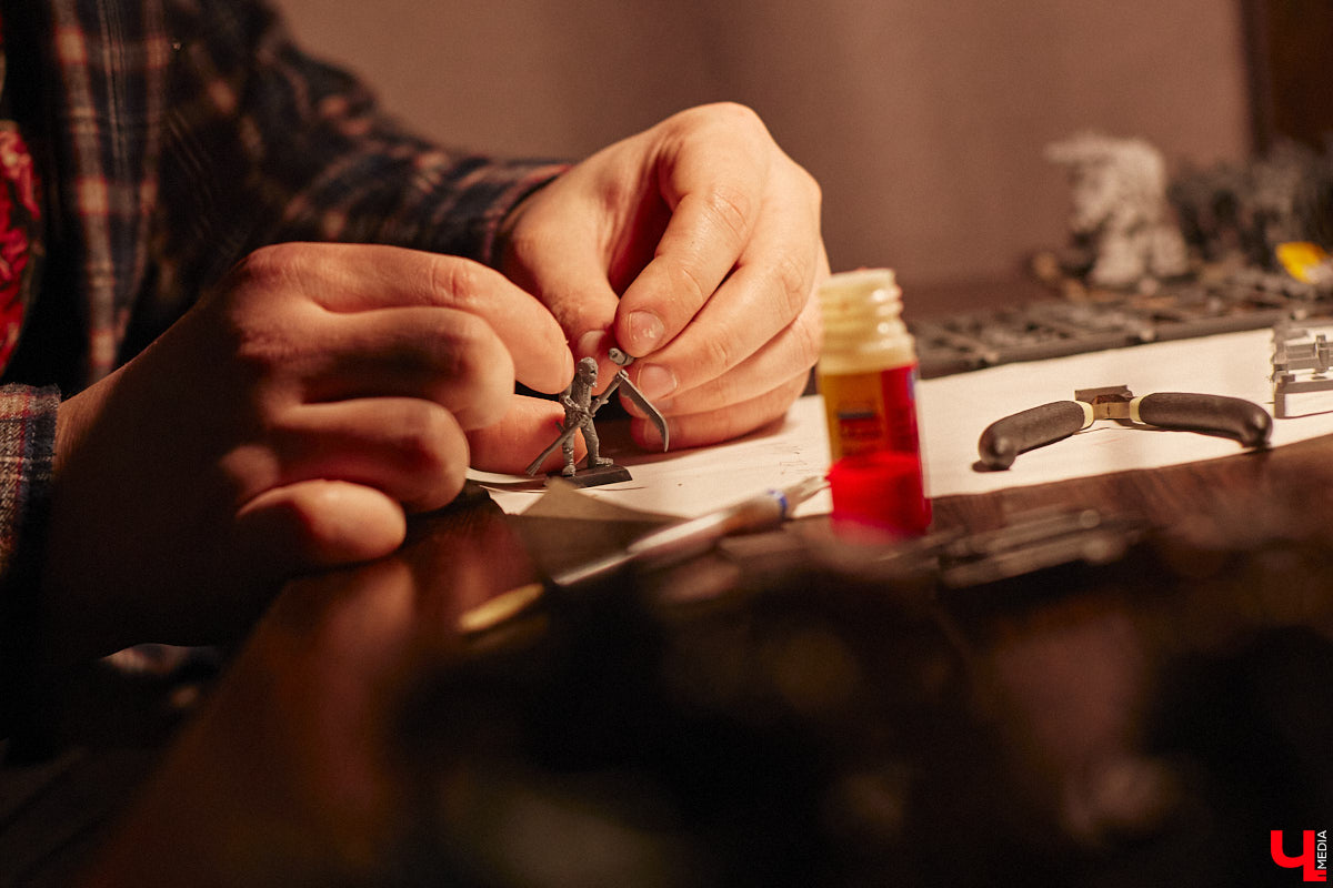 Целая армия монстров расположилась на нескольких полках в квартире многоэтажного дома. Коллекционирует воинов из настольной игры Warhammer житель Владимира Александр Гуськов, при этом он не просто покупает готовые фигурки, а собирает и раскрашивает их своими руками.