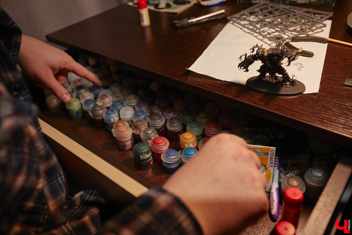 Целая армия монстров расположилась на нескольких полках в квартире многоэтажного дома. Коллекционирует воинов из настольной игры Warhammer житель Владимира Александр Гуськов, при этом он не просто покупает готовые фигурки, а собирает и раскрашивает их своими руками.