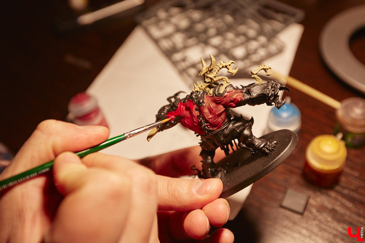 Целая армия монстров расположилась на нескольких полках в квартире многоэтажного дома. Коллекционирует воинов из настольной игры Warhammer житель Владимира Александр Гуськов, при этом он не просто покупает готовые фигурки, а собирает и раскрашивает их своими руками.