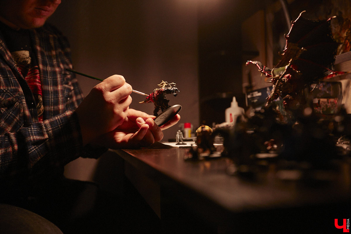 Целая армия монстров расположилась на нескольких полках в квартире многоэтажного дома. Коллекционирует воинов из настольной игры Warhammer житель Владимира Александр Гуськов, при этом он не просто покупает готовые фигурки, а собирает и раскрашивает их своими руками.