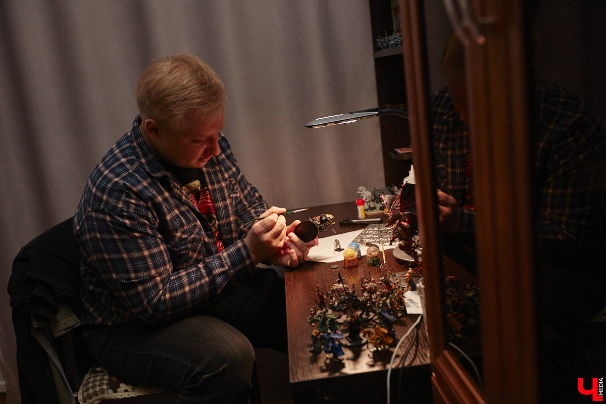 Целая армия монстров расположилась на нескольких полках в квартире многоэтажного дома. Коллекционирует воинов из настольной игры Warhammer житель Владимира Александр Гуськов, при этом он не просто покупает готовые фигурки, а собирает и раскрашивает их своими руками.