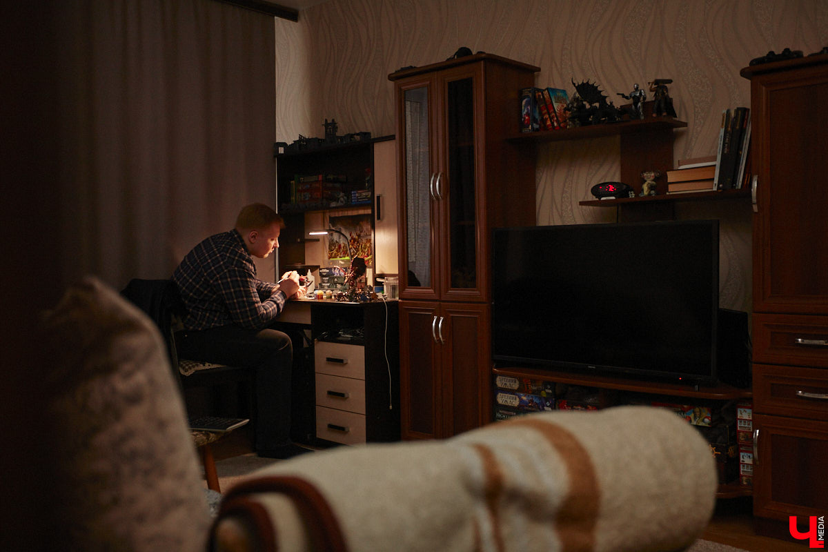 Целая армия монстров расположилась на нескольких полках в квартире многоэтажного дома. Коллекционирует воинов из настольной игры Warhammer житель Владимира Александр Гуськов, при этом он не просто покупает готовые фигурки, а собирает и раскрашивает их своими руками.