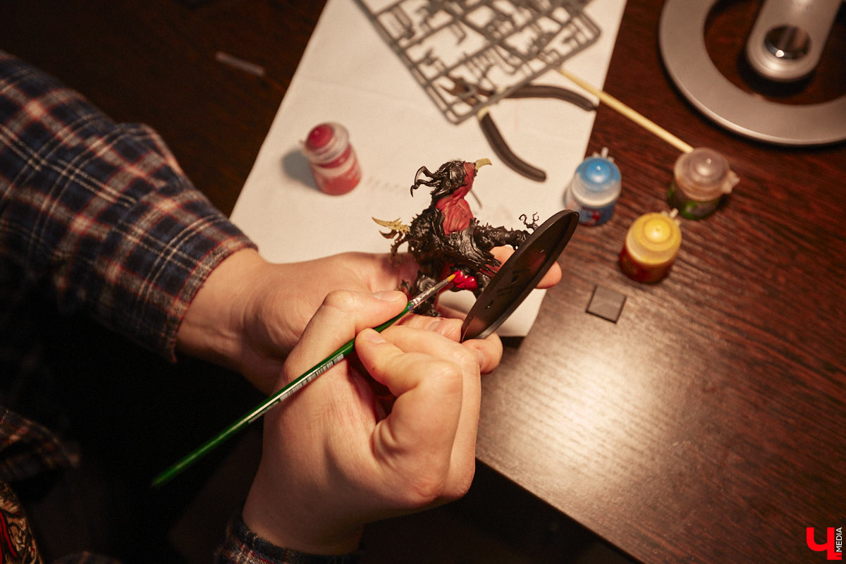 Целая армия монстров расположилась на нескольких полках в квартире многоэтажного дома. Коллекционирует воинов из настольной игры Warhammer житель Владимира Александр Гуськов, при этом он не просто покупает готовые фигурки, а собирает и раскрашивает их своими руками.