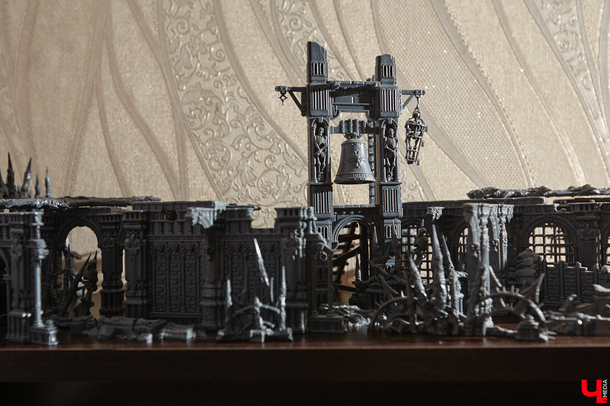 Целая армия монстров расположилась на нескольких полках в квартире многоэтажного дома. Коллекционирует воинов из настольной игры Warhammer житель Владимира Александр Гуськов, при этом он не просто покупает готовые фигурки, а собирает и раскрашивает их своими руками.