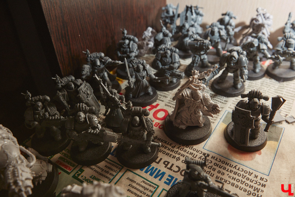 Целая армия монстров расположилась на нескольких полках в квартире многоэтажного дома. Коллекционирует воинов из настольной игры Warhammer житель Владимира Александр Гуськов, при этом он не просто покупает готовые фигурки, а собирает и раскрашивает их своими руками.