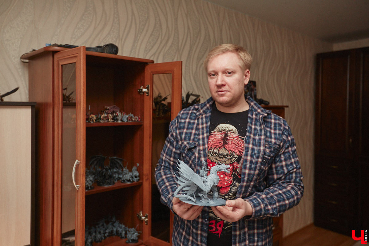 Целая армия монстров расположилась на нескольких полках в квартире многоэтажного дома. Коллекционирует воинов из настольной игры Warhammer житель Владимира Александр Гуськов, при этом он не просто покупает готовые фигурки, а собирает и раскрашивает их своими руками.