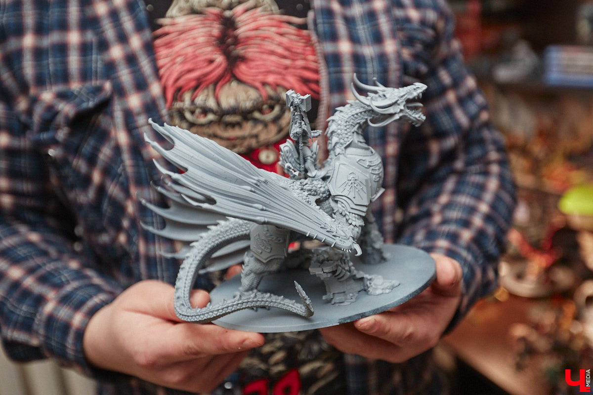 Целая армия монстров расположилась на нескольких полках в квартире многоэтажного дома. Коллекционирует воинов из настольной игры Warhammer житель Владимира Александр Гуськов, при этом он не просто покупает готовые фигурки, а собирает и раскрашивает их своими руками.