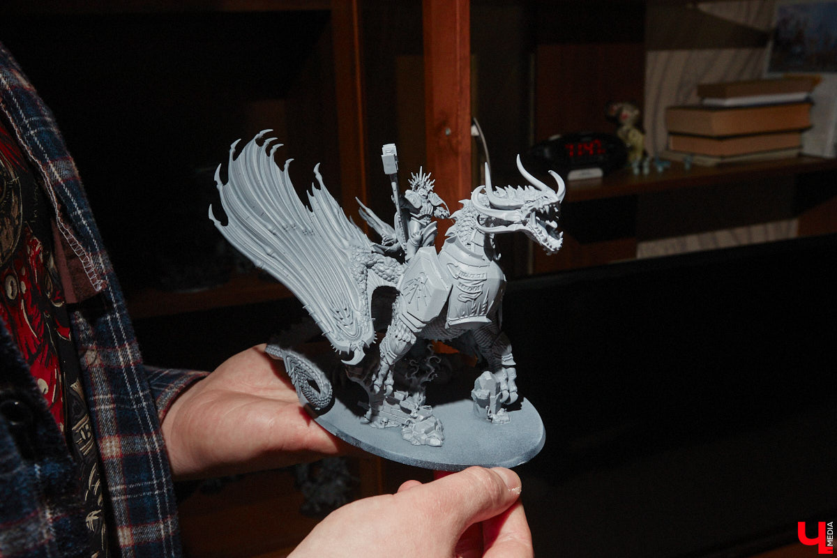 Целая армия монстров расположилась на нескольких полках в квартире многоэтажного дома. Коллекционирует воинов из настольной игры Warhammer житель Владимира Александр Гуськов, при этом он не просто покупает готовые фигурки, а собирает и раскрашивает их своими руками.