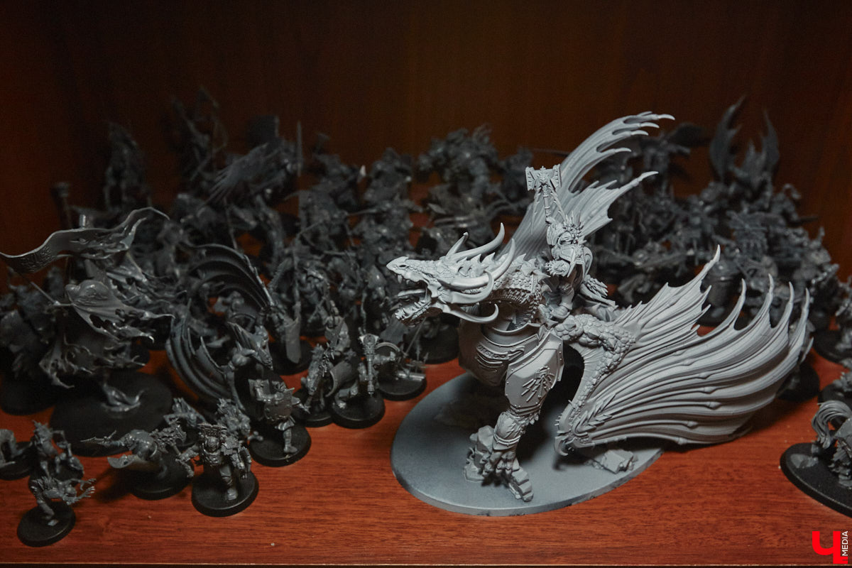 Целая армия монстров расположилась на нескольких полках в квартире многоэтажного дома. Коллекционирует воинов из настольной игры Warhammer житель Владимира Александр Гуськов, при этом он не просто покупает готовые фигурки, а собирает и раскрашивает их своими руками.