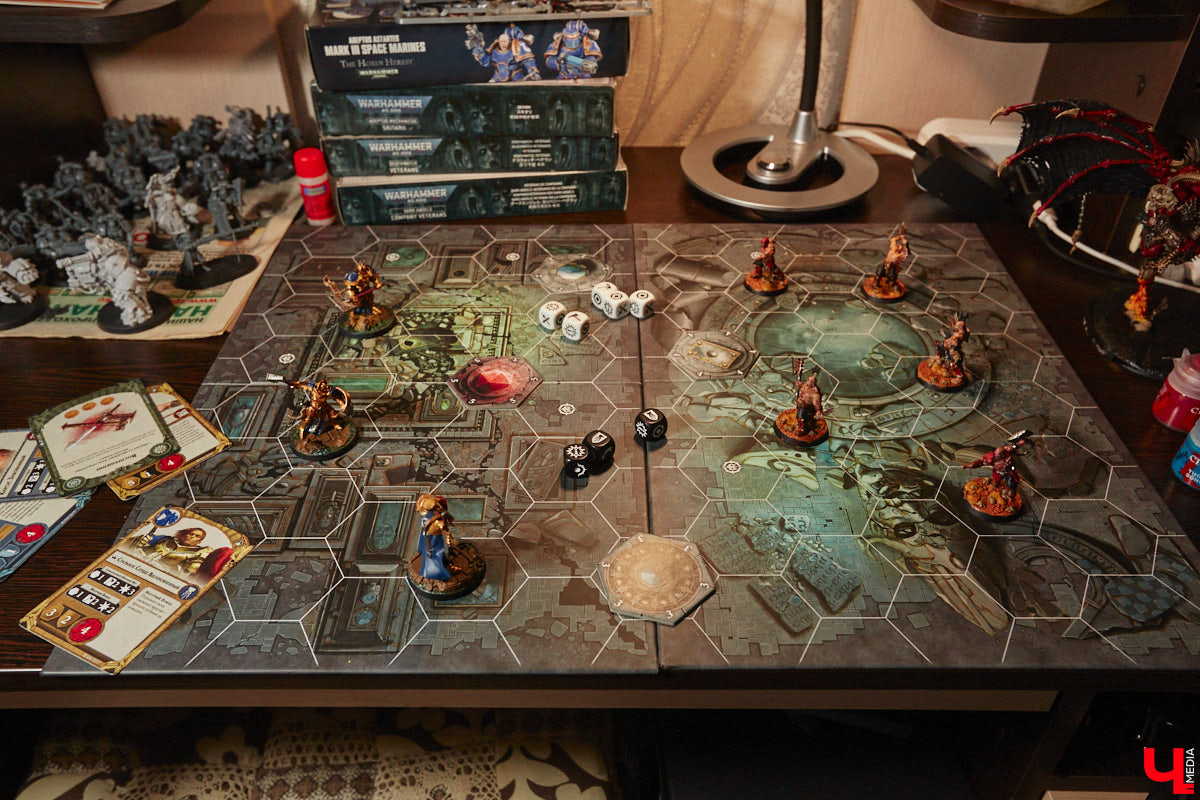 Целая армия монстров расположилась на нескольких полках в квартире многоэтажного дома. Коллекционирует воинов из настольной игры Warhammer житель Владимира Александр Гуськов, при этом он не просто покупает готовые фигурки, а собирает и раскрашивает их своими руками.