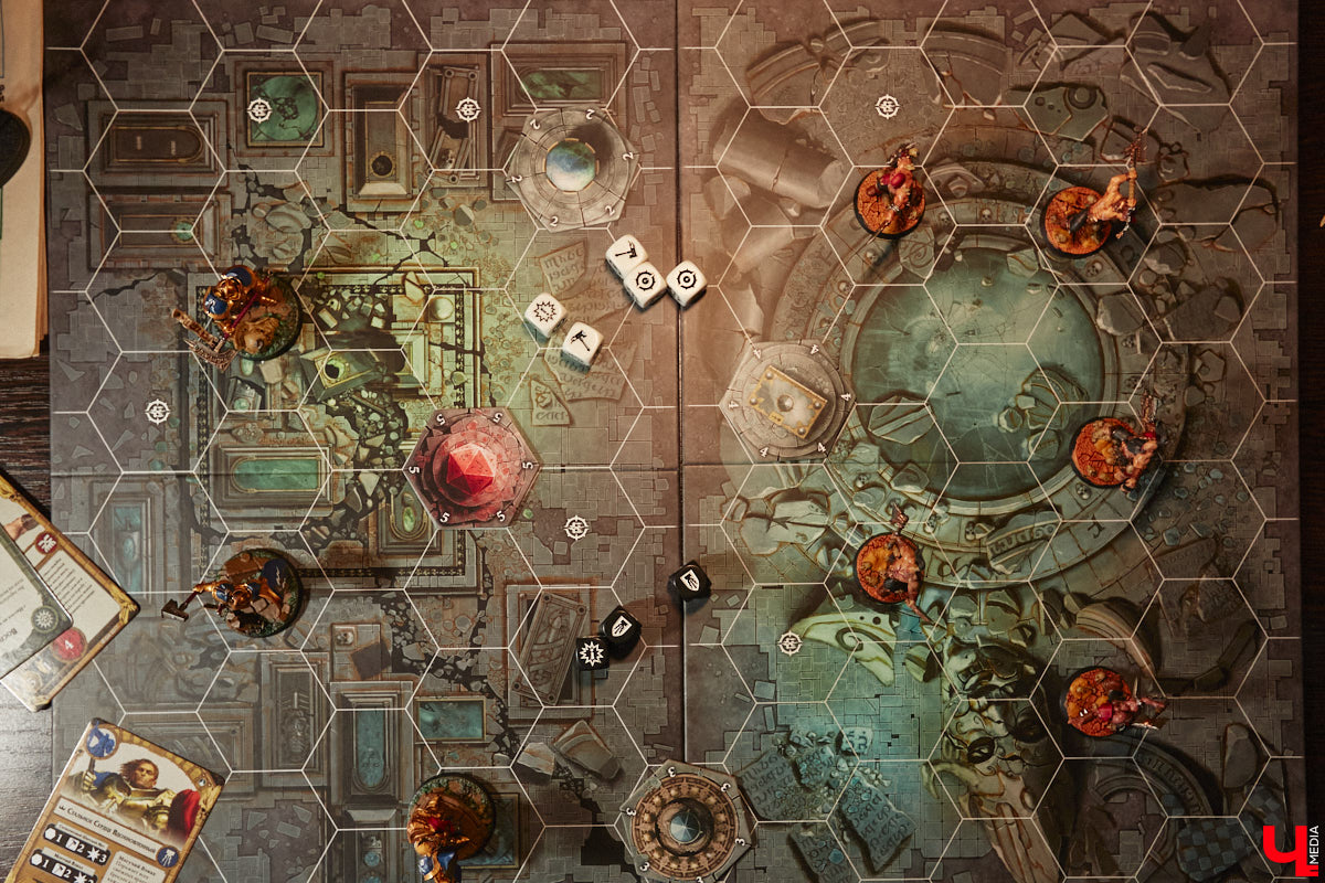 Целая армия монстров расположилась на нескольких полках в квартире многоэтажного дома. Коллекционирует воинов из настольной игры Warhammer житель Владимира Александр Гуськов, при этом он не просто покупает готовые фигурки, а собирает и раскрашивает их своими руками.