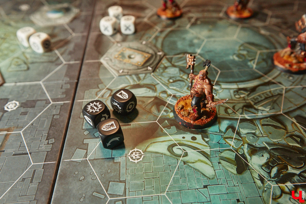 Целая армия монстров расположилась на нескольких полках в квартире многоэтажного дома. Коллекционирует воинов из настольной игры Warhammer житель Владимира Александр Гуськов, при этом он не просто покупает готовые фигурки, а собирает и раскрашивает их своими руками.