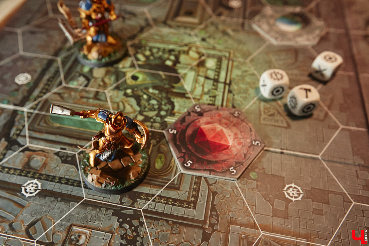 Целая армия монстров расположилась на нескольких полках в квартире многоэтажного дома. Коллекционирует воинов из настольной игры Warhammer житель Владимира Александр Гуськов, при этом он не просто покупает готовые фигурки, а собирает и раскрашивает их своими руками.