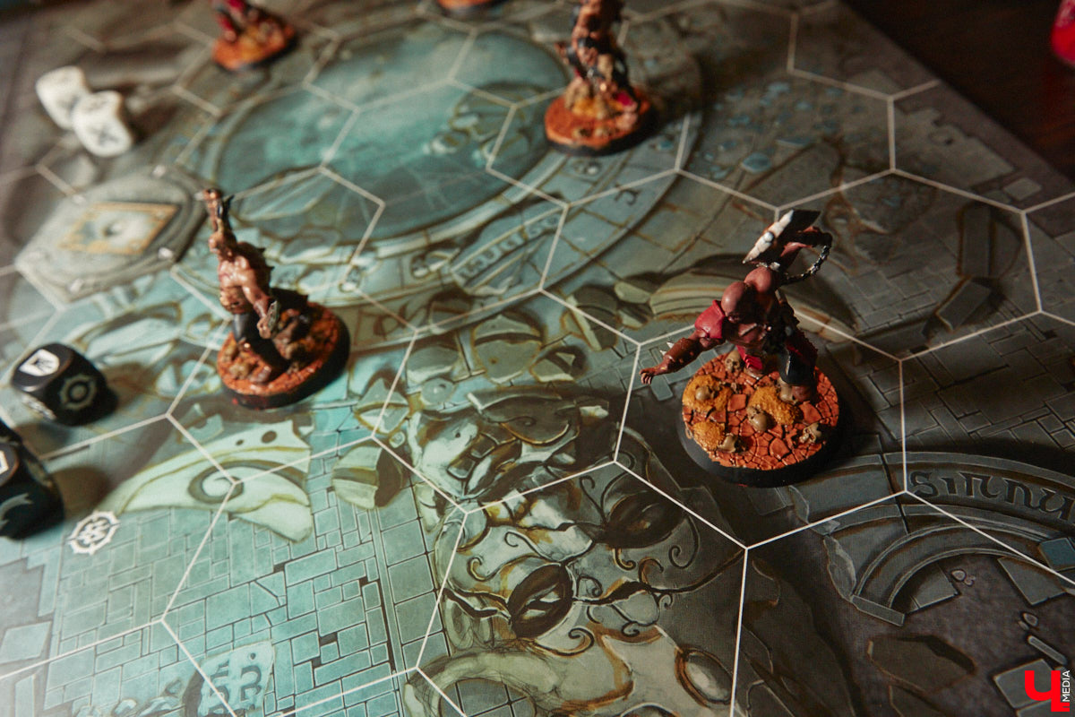 Целая армия монстров расположилась на нескольких полках в квартире многоэтажного дома. Коллекционирует воинов из настольной игры Warhammer житель Владимира Александр Гуськов, при этом он не просто покупает готовые фигурки, а собирает и раскрашивает их своими руками.