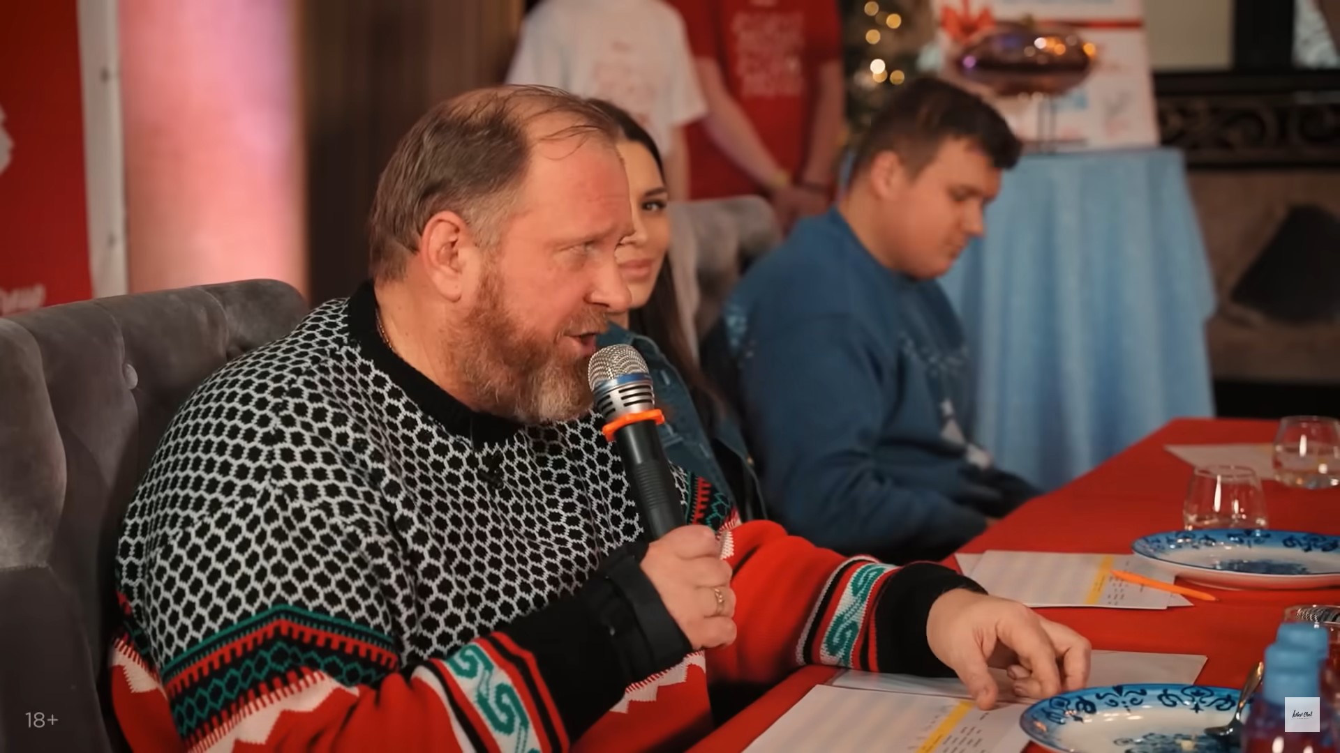 Приятнейшая новость через бурю, стужу и на оленях домчалась в редакцию «Ключ-Медиа» из вотчины самого Талвиукко — карельского Деда Мороза. Участница Всероссийского конкурса на лучшее новогоднее блюдо, создавшая вкуснейший «Оливье» по версии Константина Ивлева, стала обладательницей уникального приза — мармита, то есть специализированной кастрюльки от завода «Кольчугинский мельхиор».