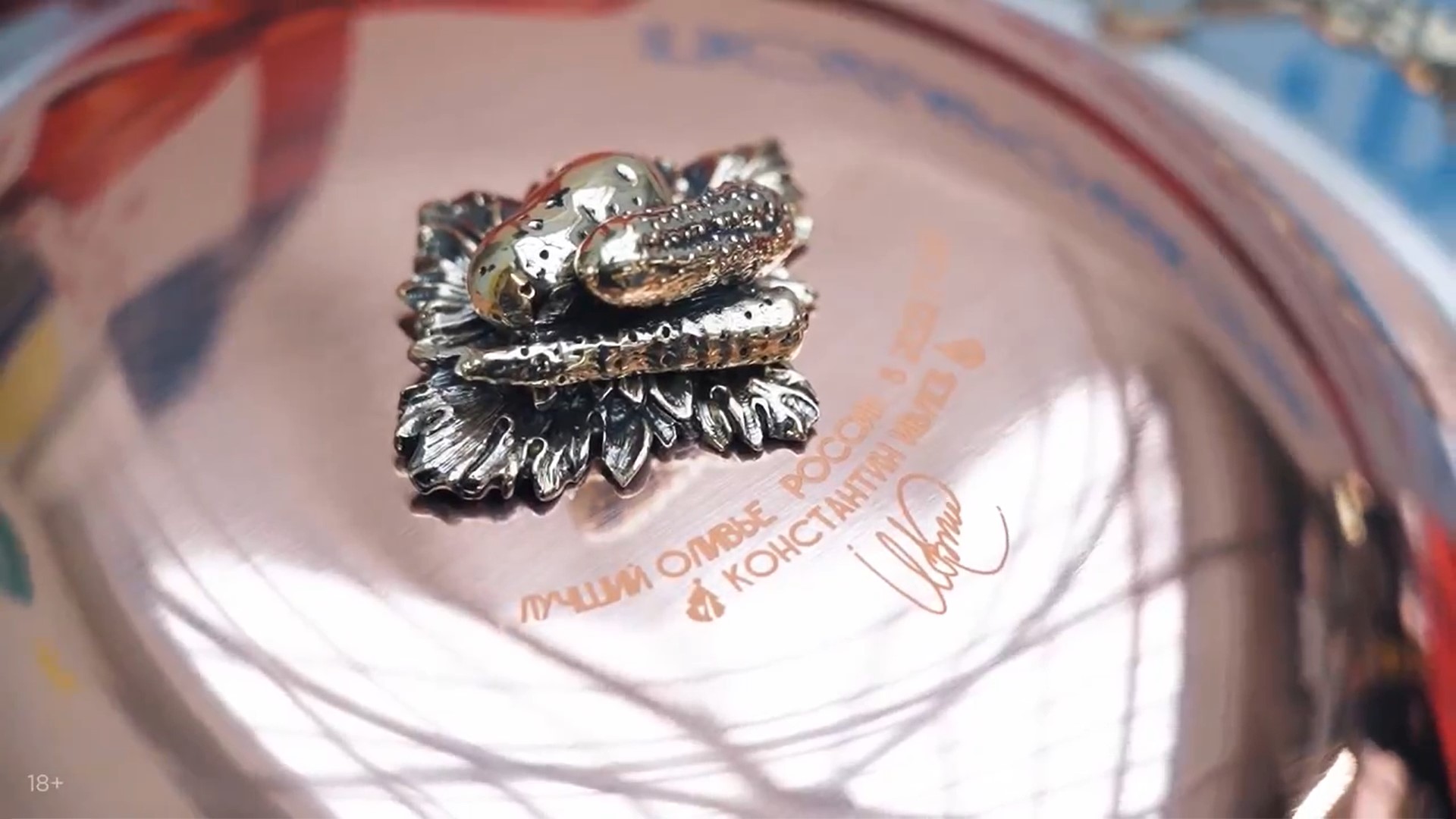 Приятнейшая новость через бурю, стужу и на оленях домчалась в редакцию «Ключ-Медиа» из вотчины самого Талвиукко — карельского Деда Мороза. Участница Всероссийского конкурса на лучшее новогоднее блюдо, создавшая вкуснейший «Оливье» по версии Константина Ивлева, стала обладательницей уникального приза — мармита, то есть специализированной кастрюльки от завода «Кольчугинский мельхиор».