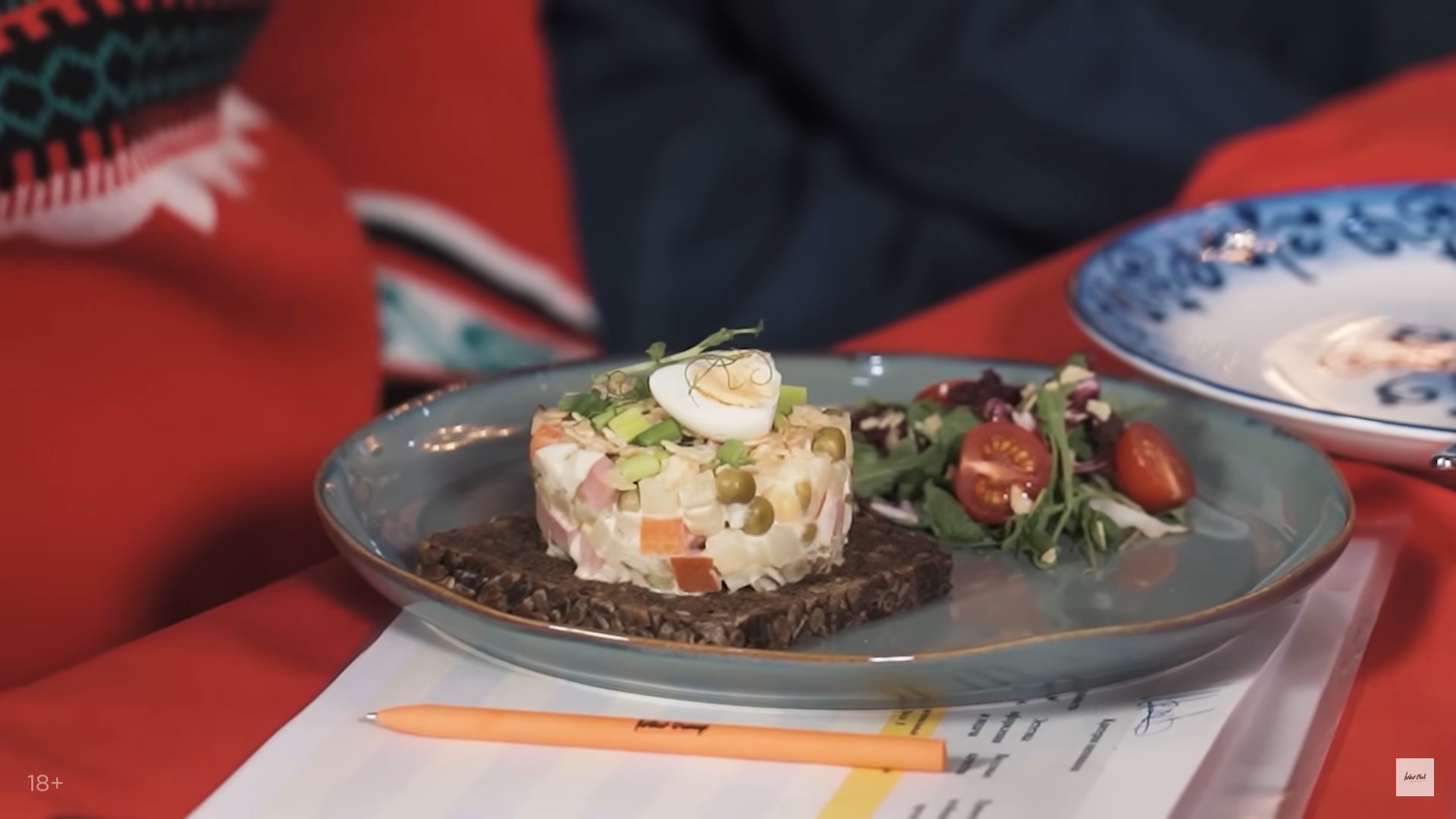 Приятнейшая новость через бурю, стужу и на оленях домчалась в редакцию «Ключ-Медиа» из вотчины самого Талвиукко — карельского Деда Мороза. Участница Всероссийского конкурса на лучшее новогоднее блюдо, создавшая вкуснейший «Оливье» по версии Константина Ивлева, стала обладательницей уникального приза — мармита, то есть специализированной кастрюльки от завода «Кольчугинский мельхиор».