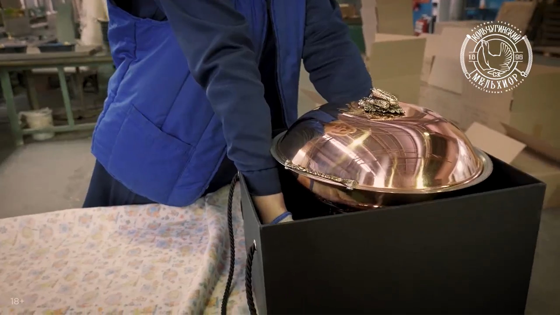 Приятнейшая новость через бурю, стужу и на оленях домчалась в редакцию «Ключ-Медиа» из вотчины самого Талвиукко — карельского Деда Мороза. Участница Всероссийского конкурса на лучшее новогоднее блюдо, создавшая вкуснейший «Оливье» по версии Константина Ивлева, стала обладательницей уникального приза — мармита, то есть специализированной кастрюльки от завода «Кольчугинский мельхиор».