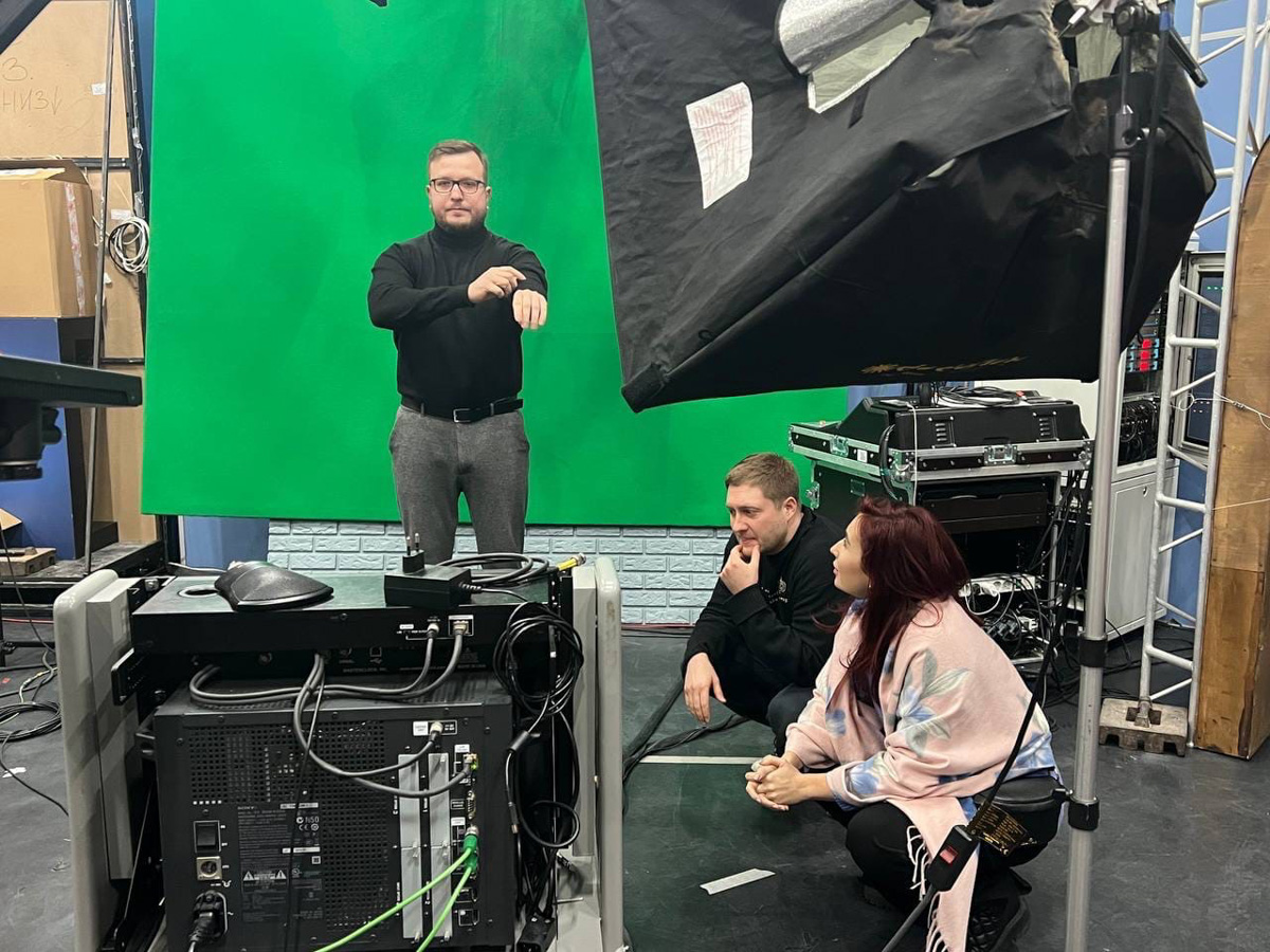 Владимирская танцовщица Лера Лебедева осуществила свою давнюю мечту: шагнула в сторону телевидения, став ученицей Школы Первого канала! На протяжении трёх недель девушка посещала реальные павильоны, участвовала в съёмках передач, общалась с «легендарио». На достигнутом останавливаться она, конечно же, не собирается. Подробнее о ТВ-путешествии Дансеры читайте в материале «Ключ-Медиа».