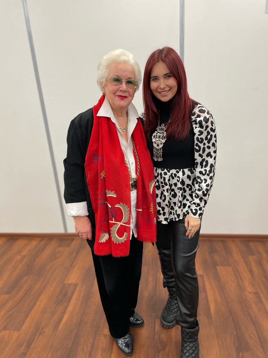 Владимирская танцовщица Лера Лебедева осуществила свою давнюю мечту: шагнула в сторону телевидения, став ученицей Школы Первого канала! На протяжении трёх недель девушка посещала реальные павильоны, участвовала в съёмках передач, общалась с «легендарио». На достигнутом останавливаться она, конечно же, не собирается. Подробнее о ТВ-путешествии Дансеры читайте в материале «Ключ-Медиа».