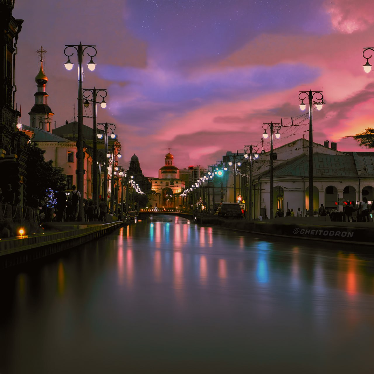 Четыре нейропятницы Telegram-канала «Чей-то дрон» позади. Золотые ворота пронеслись сквозь несколько измерений, город сильно изменился. Технологии не пощадили даже котов! Наслаждаемся эффектным визуалом и узнаём у авторов Telegram-канала, как создаются нерукотворные картины.