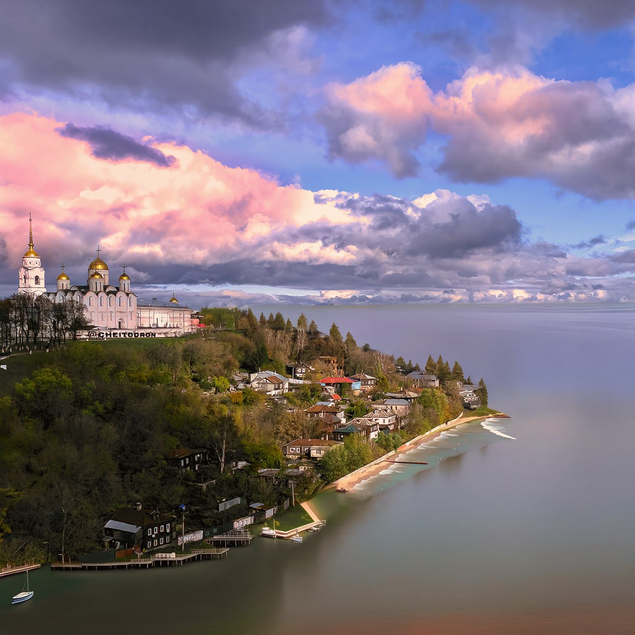 Четыре нейропятницы Telegram-канала «Чей-то дрон» позади. Золотые ворота пронеслись сквозь несколько измерений, город сильно изменился. Технологии не пощадили даже котов! Наслаждаемся эффектным визуалом и узнаём у авторов Telegram-канала, как создаются нерукотворные картины.