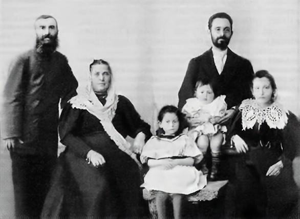 В феврале 1995 года на Театральной площади Владимира открылся Областной дом работников искусств. Сегодня без него уже невозможно представить культурную жизнь нашего города. Но в начале 90-х этот дом собирались снести как не вписывавшийся в архитектурный ансамбль площади. И уцелел он лишь благодаря усилиям общественности. Почему же так важно было сохранить это здание?