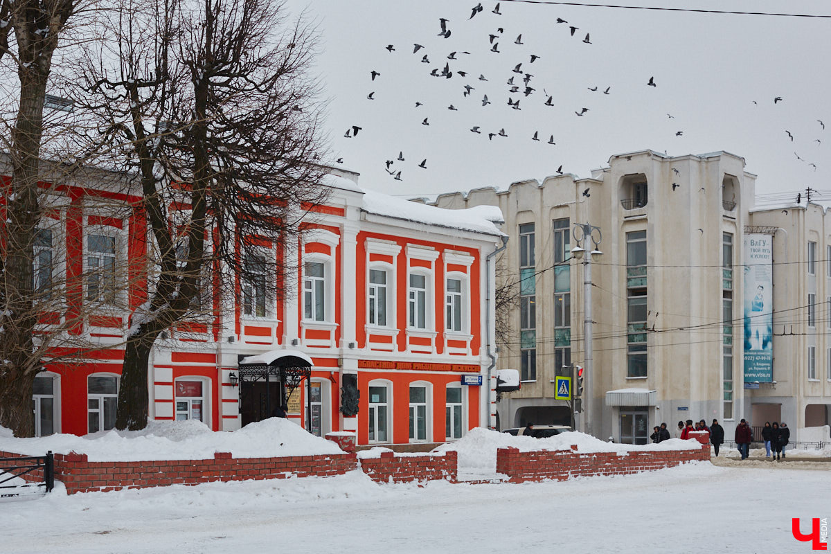 В феврале 1995 года на Театральной площади Владимира открылся Областной дом работников искусств. Сегодня без него уже невозможно представить культурную жизнь нашего города. Но в начале 90-х этот дом собирались снести как не вписывавшийся в архитектурный ансамбль площади. И уцелел он лишь благодаря усилиям общественности. Почему же так важно было сохранить это здание?