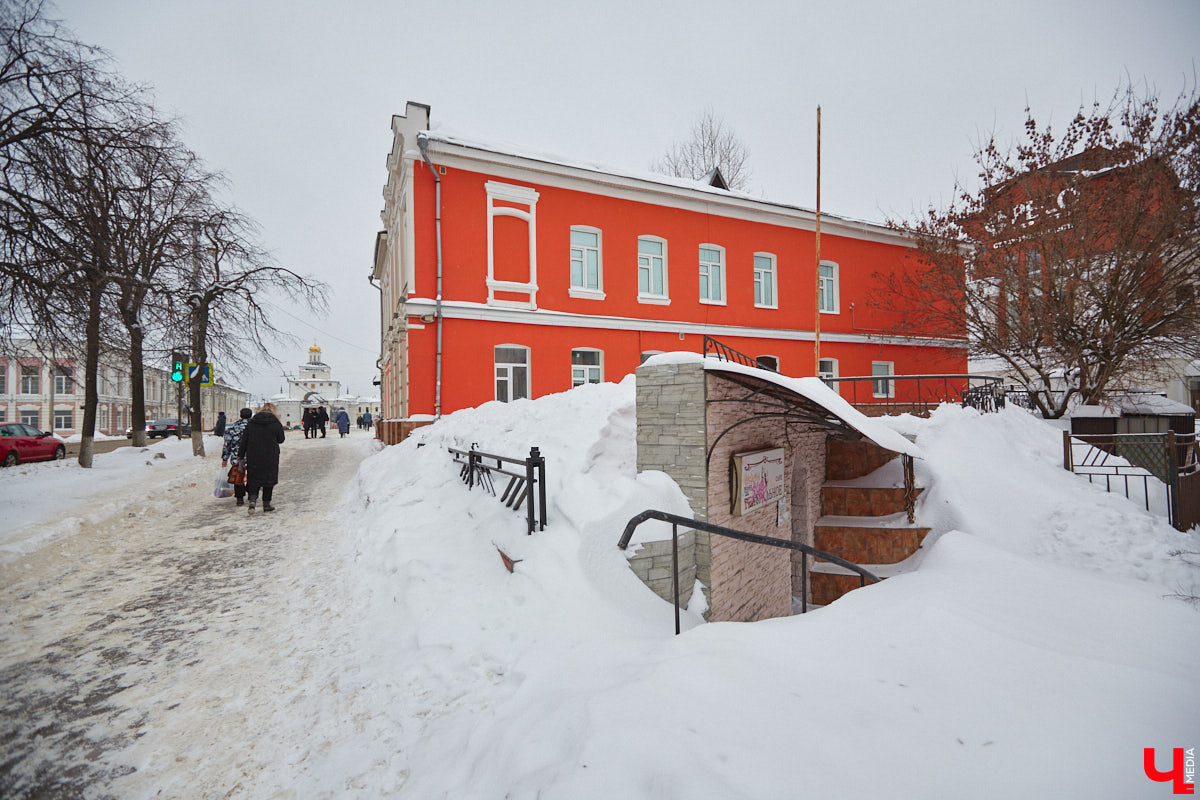 В феврале 1995 года на Театральной площади Владимира открылся Областной дом работников искусств. Сегодня без него уже невозможно представить культурную жизнь нашего города. Но в начале 90-х этот дом собирались снести как не вписывавшийся в архитектурный ансамбль площади. И уцелел он лишь благодаря усилиям общественности. Почему же так важно было сохранить это здание?