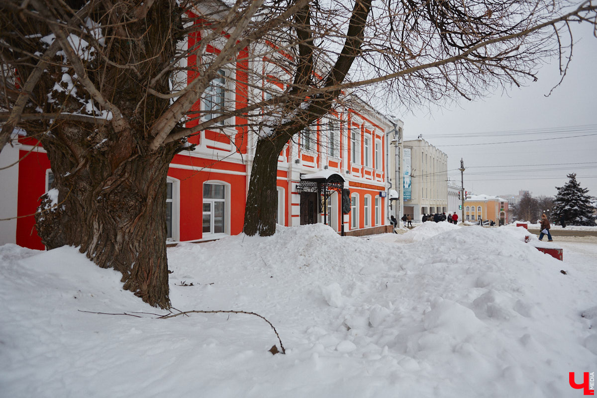 В феврале 1995 года на Театральной площади Владимира открылся Областной дом работников искусств. Сегодня без него уже невозможно представить культурную жизнь нашего города. Но в начале 90-х этот дом собирались снести как не вписывавшийся в архитектурный ансамбль площади. И уцелел он лишь благодаря усилиям общественности. Почему же так важно было сохранить это здание?