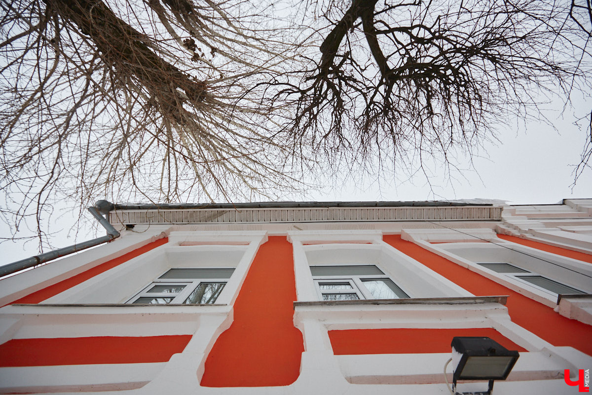 В феврале 1995 года на Театральной площади Владимира открылся Областной дом работников искусств. Сегодня без него уже невозможно представить культурную жизнь нашего города. Но в начале 90-х этот дом собирались снести как не вписывавшийся в архитектурный ансамбль площади. И уцелел он лишь благодаря усилиям общественности. Почему же так важно было сохранить это здание?