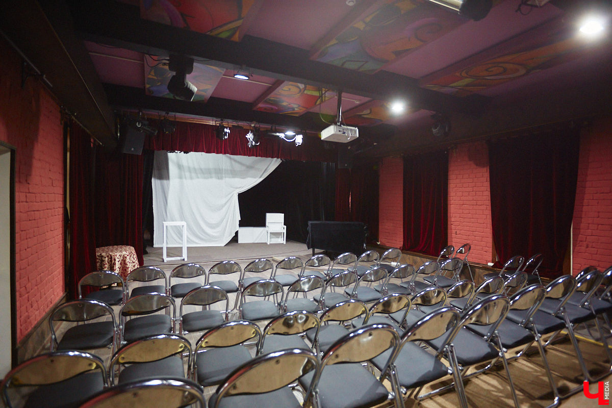 В феврале 1995 года на Театральной площади Владимира открылся Областной дом работников искусств. Сегодня без него уже невозможно представить культурную жизнь нашего города. Но в начале 90-х этот дом собирались снести как не вписывавшийся в архитектурный ансамбль площади. И уцелел он лишь благодаря усилиям общественности. Почему же так важно было сохранить это здание?