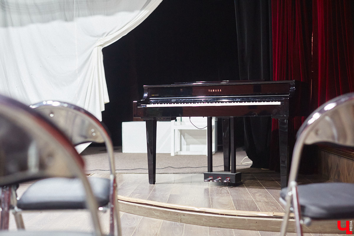 В феврале 1995 года на Театральной площади Владимира открылся Областной дом работников искусств. Сегодня без него уже невозможно представить культурную жизнь нашего города. Но в начале 90-х этот дом собирались снести как не вписывавшийся в архитектурный ансамбль площади. И уцелел он лишь благодаря усилиям общественности. Почему же так важно было сохранить это здание?