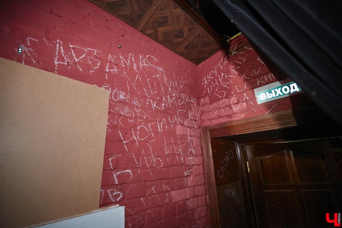 В феврале 1995 года на Театральной площади Владимира открылся Областной дом работников искусств. Сегодня без него уже невозможно представить культурную жизнь нашего города. Но в начале 90-х этот дом собирались снести как не вписывавшийся в архитектурный ансамбль площади. И уцелел он лишь благодаря усилиям общественности. Почему же так важно было сохранить это здание?