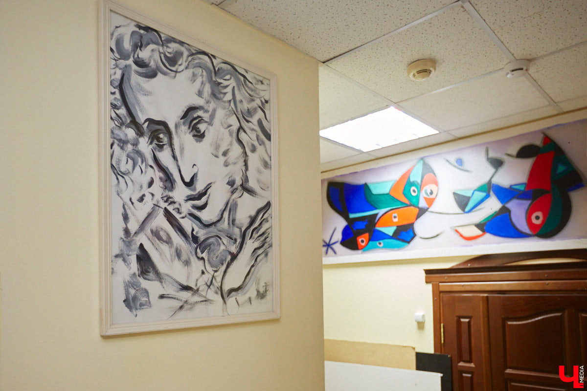 В феврале 1995 года на Театральной площади Владимира открылся Областной дом работников искусств. Сегодня без него уже невозможно представить культурную жизнь нашего города. Но в начале 90-х этот дом собирались снести как не вписывавшийся в архитектурный ансамбль площади. И уцелел он лишь благодаря усилиям общественности. Почему же так важно было сохранить это здание?