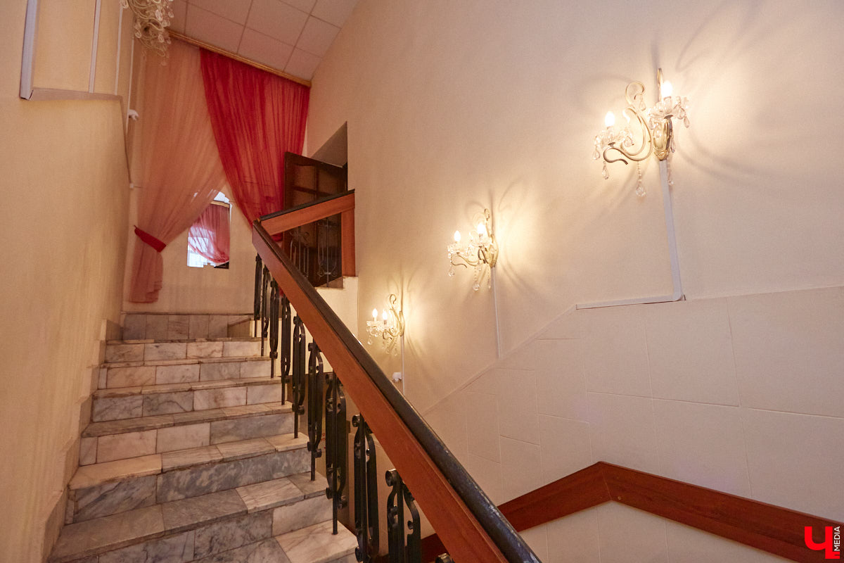 В феврале 1995 года на Театральной площади Владимира открылся Областной дом работников искусств. Сегодня без него уже невозможно представить культурную жизнь нашего города. Но в начале 90-х этот дом собирались снести как не вписывавшийся в архитектурный ансамбль площади. И уцелел он лишь благодаря усилиям общественности. Почему же так важно было сохранить это здание?