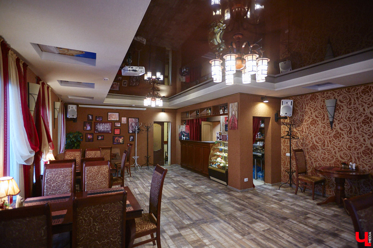 В феврале 1995 года на Театральной площади Владимира открылся Областной дом работников искусств. Сегодня без него уже невозможно представить культурную жизнь нашего города. Но в начале 90-х этот дом собирались снести как не вписывавшийся в архитектурный ансамбль площади. И уцелел он лишь благодаря усилиям общественности. Почему же так важно было сохранить это здание?