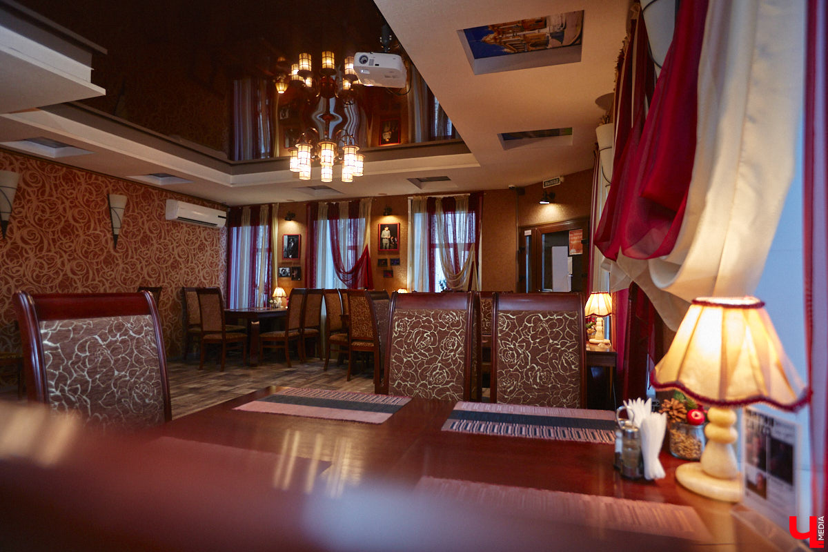 В феврале 1995 года на Театральной площади Владимира открылся Областной дом работников искусств. Сегодня без него уже невозможно представить культурную жизнь нашего города. Но в начале 90-х этот дом собирались снести как не вписывавшийся в архитектурный ансамбль площади. И уцелел он лишь благодаря усилиям общественности. Почему же так важно было сохранить это здание?