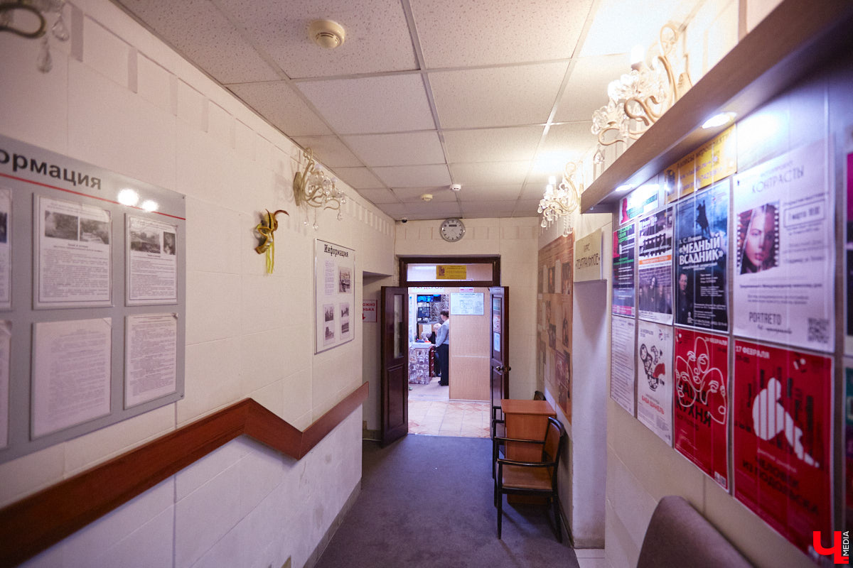 В феврале 1995 года на Театральной площади Владимира открылся Областной дом работников искусств. Сегодня без него уже невозможно представить культурную жизнь нашего города. Но в начале 90-х этот дом собирались снести как не вписывавшийся в архитектурный ансамбль площади. И уцелел он лишь благодаря усилиям общественности. Почему же так важно было сохранить это здание?