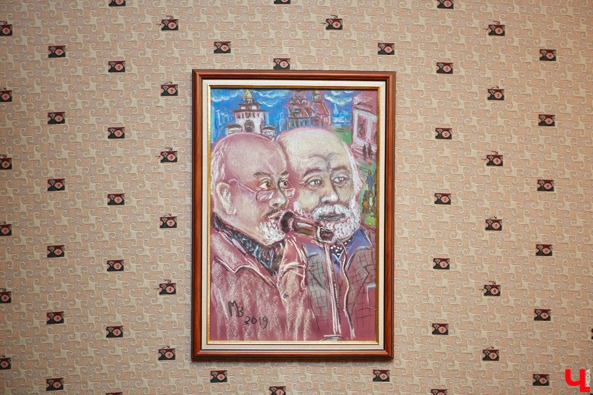 В феврале 1995 года на Театральной площади Владимира открылся Областной дом работников искусств. Сегодня без него уже невозможно представить культурную жизнь нашего города. Но в начале 90-х этот дом собирались снести как не вписывавшийся в архитектурный ансамбль площади. И уцелел он лишь благодаря усилиям общественности. Почему же так важно было сохранить это здание?